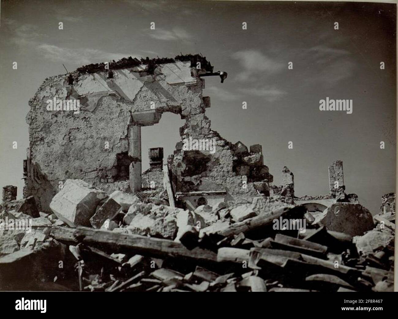 A l'occasion de l'anniversaire de la déclaration de guerre en Italie à l'Öst.- la monarchie hongroise a complètement détruit les monastères de Monte Santo, probablement en 23.5.1916. Banque D'Images