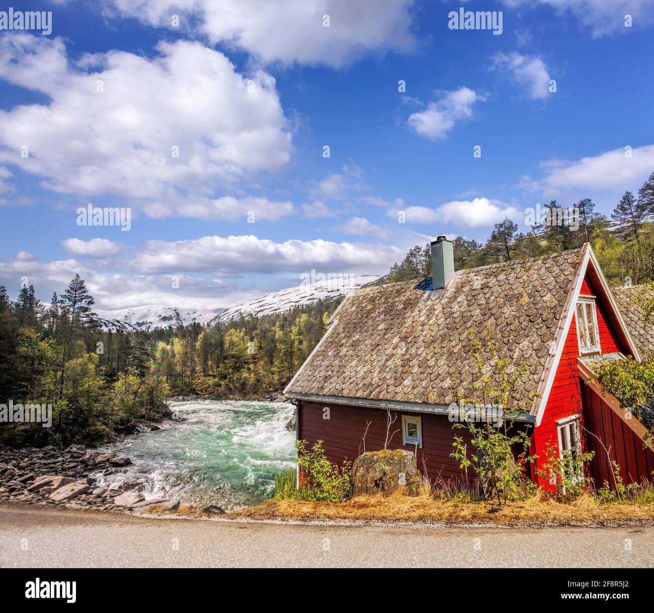 Norvège avec typique de cottage rouge contre la rivière sauvage. Chemin de fer de Flam à Myrdal. Banque D'Images