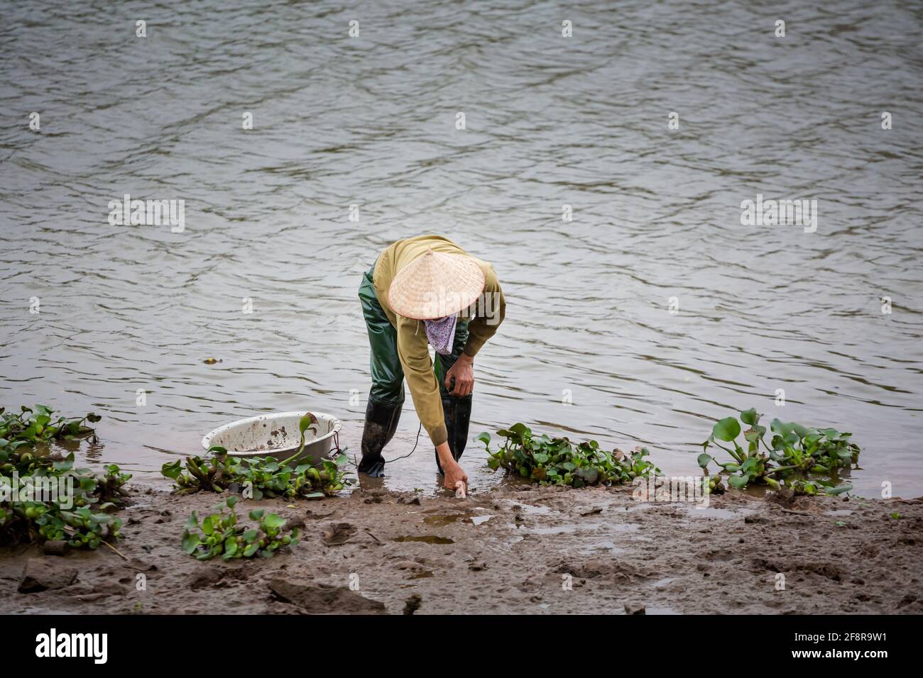 Belle photo avec des vietnamiens en chapeau conique dans le parc national Tam COC, Ninh Binh au Vietnam. Paysage rural photo prise en Asie du Sud-est. Banque D'Images