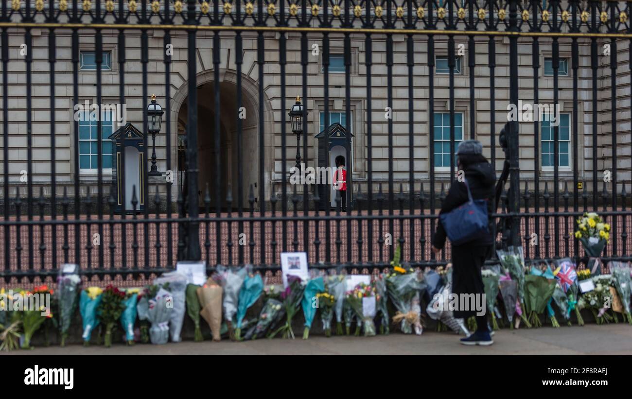 Un pleurer devant le palais de Buckingham voit les hommages floraux rendus au prince Philip, duc d'Édimbourg. Banque D'Images
