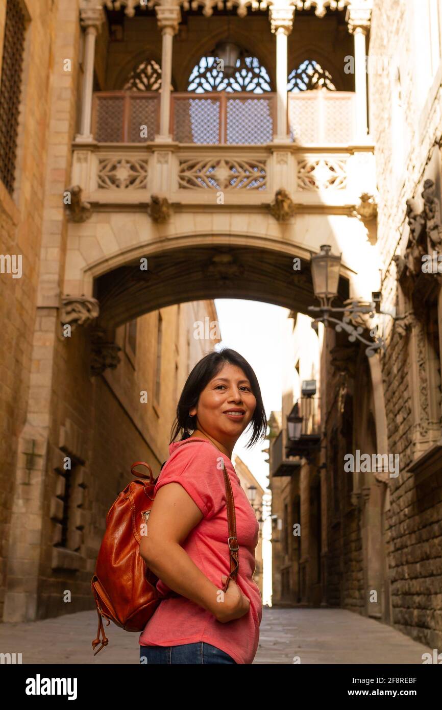 Femme espagnole avec un sac à dos se promenant dans les rues du quartier  gothique de Barcelone, en Espagne Photo Stock - Alamy