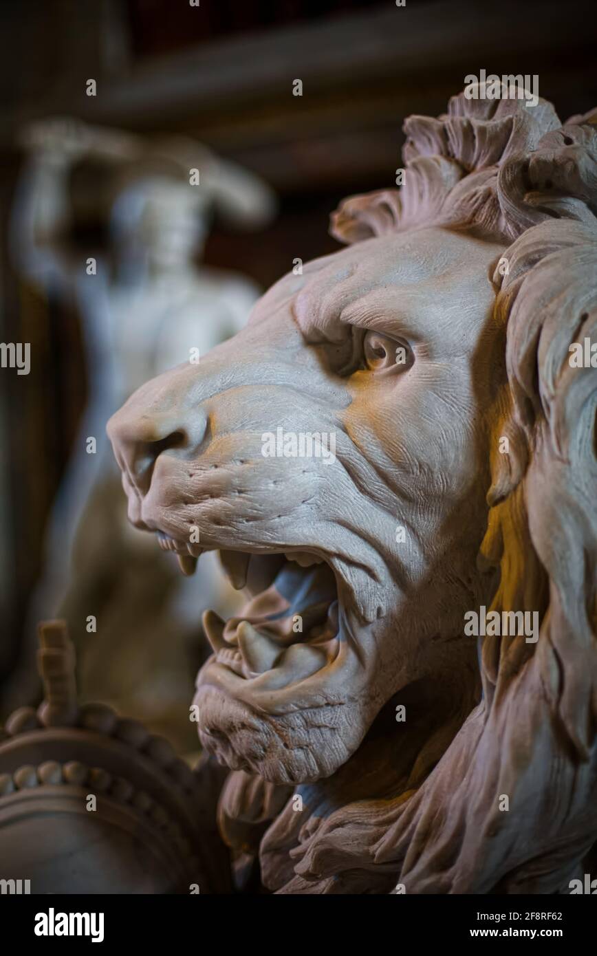 Statue en marbre d'un lion féroce au Musée de Vienne, Autriche Banque D'Images