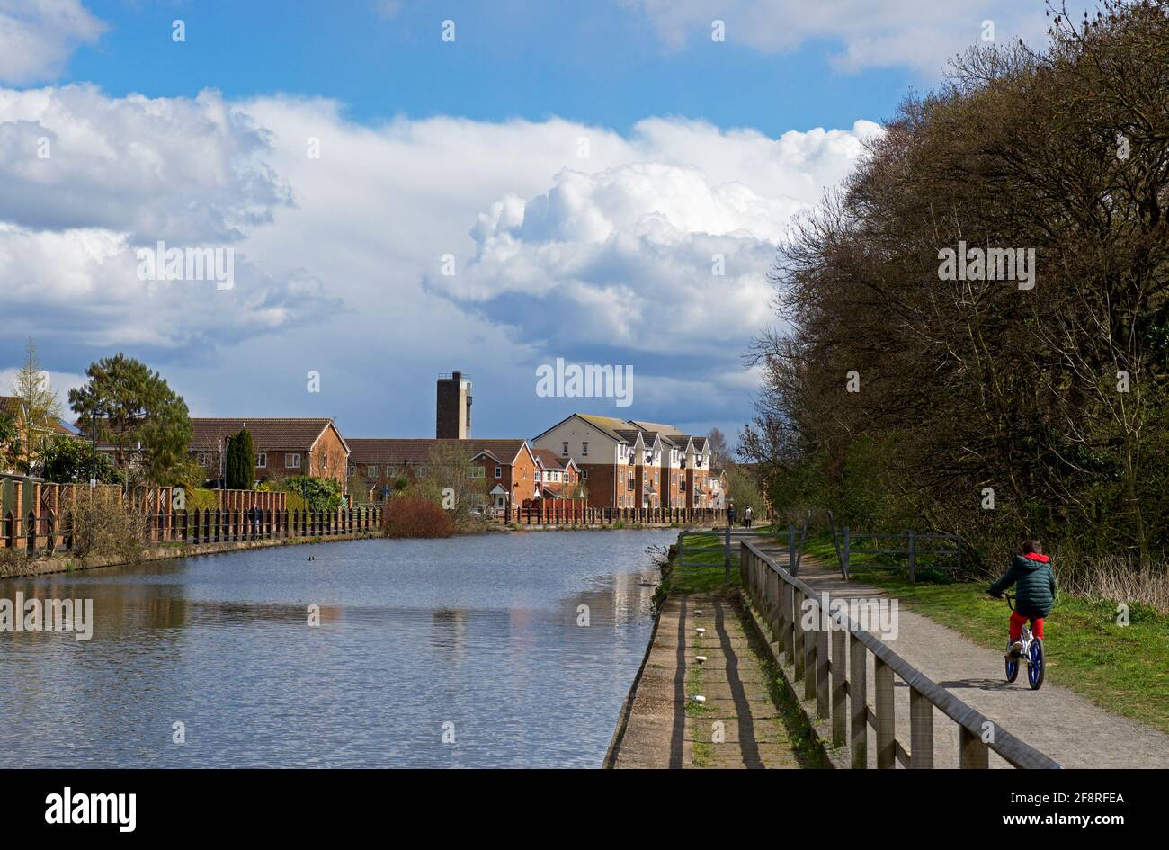 Appartements au bord de l'eau donnant sur le canal Stainforth & Keady et piste cyclable pour garçons, à Thorne, dans le Yorkshire du Sud, en Angleterre Banque D'Images