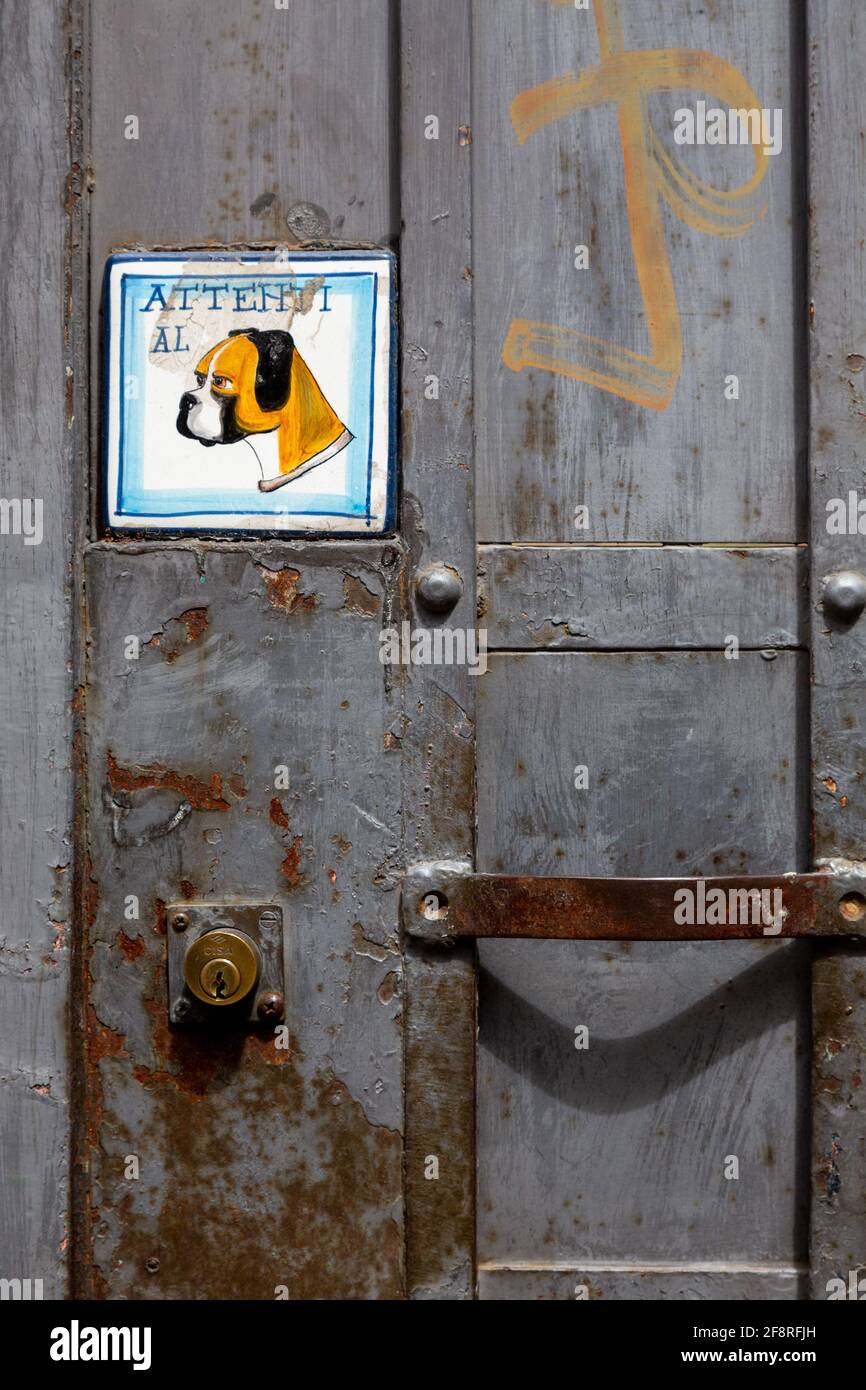 Porte en métal avec le mégarde du chien Boxer (Attenti al ) signe italien Banque D'Images