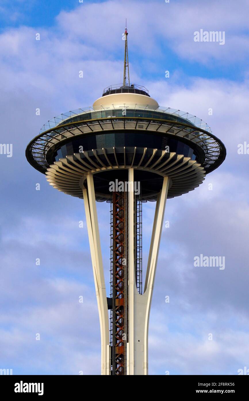 Haut de Space Needle Tower debout sous le ciel bleu avec des nuages à Seattle à Washington, États-Unis. Banque D'Images