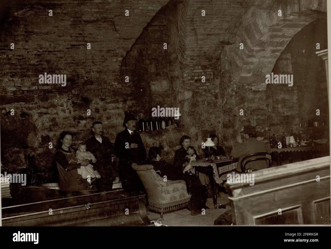 Une famille est à la recherche d'une protection contre l'objectif de l'hébergement sous-sol d'une famille à Gorizia (Görz) pendant les rives de la ville, Haus Corso Franz Fosef NRO.25 Banque D'Images