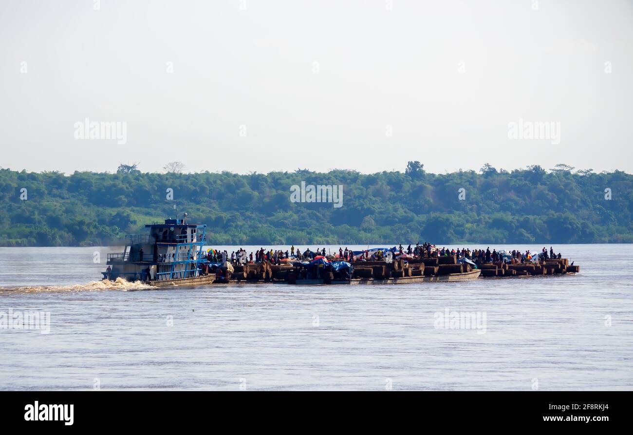 Aller à Kinshasa! Barge de cargaison, avec quelques passagers farcis entre les deux, en descendant le fleuve Congo de Kisangani, République démocratique du Congo. Banque D'Images