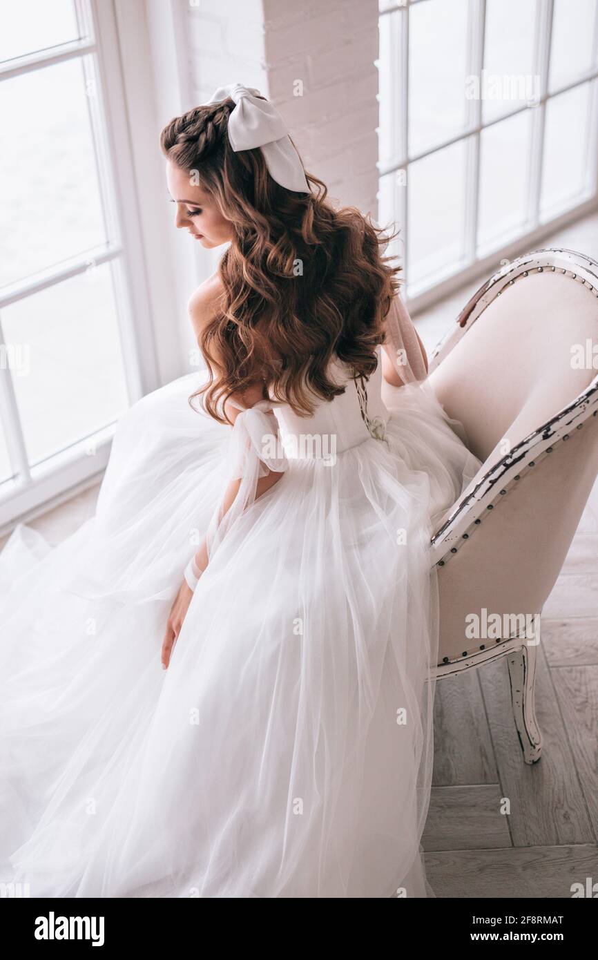 Photo de mode de la belle mariée avec des cheveux sombres dans le luxe robe de mariage Banque D'Images