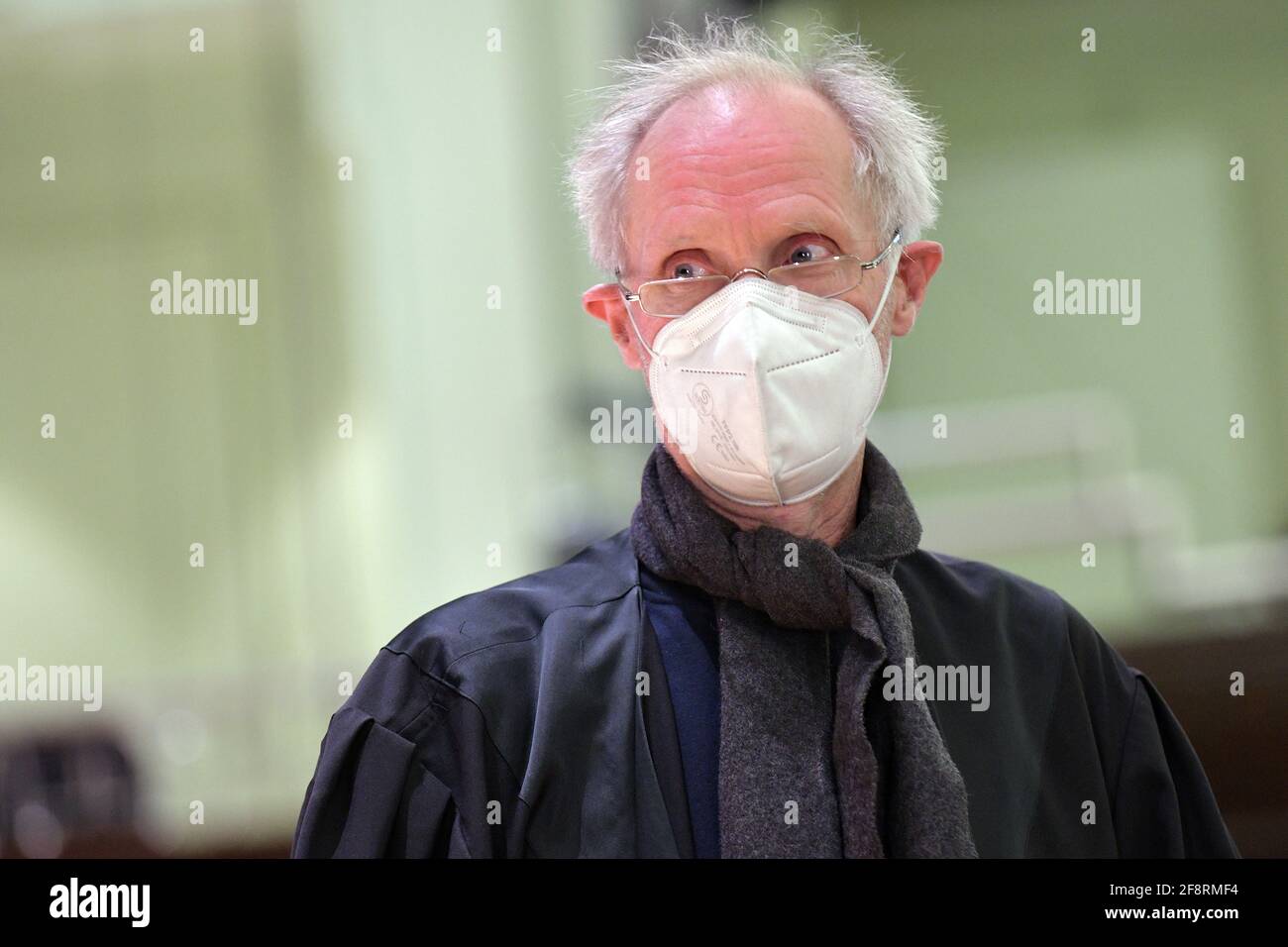 Brême, Allemagne. 15 avril 2021. Johannes Eisenberg représente l'ancien chef de la branche de Brême de l'Office fédéral des migrations et des réfugiés (BAMF). Le défendeur est accusé de prendre avantage et d'autres infractions. Crédit : Michael Bahlo/dpa/Alay Live News Banque D'Images