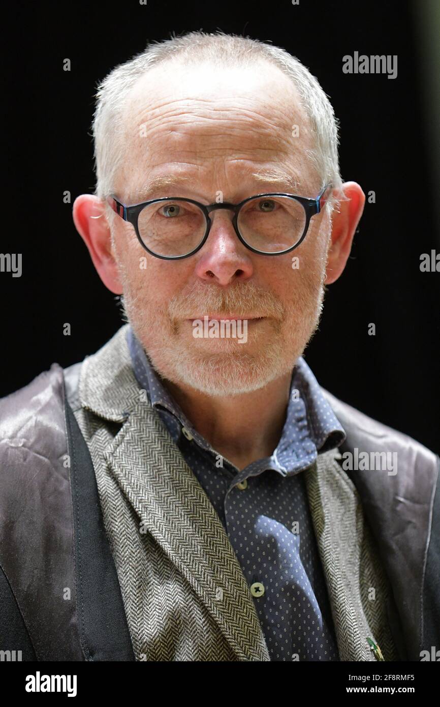 Brême, Allemagne. 15 avril 2021. Henning Sonnenberg représente le co-défendeur dans le procès contre l'ancien chef de la branche de Brême de l'Office fédéral des migrations et des réfugiés (BAMF). Le défendeur est accusé de prendre avantage et d'autres infractions. Crédit : Michael Bahlo/dpa/Alay Live News Banque D'Images