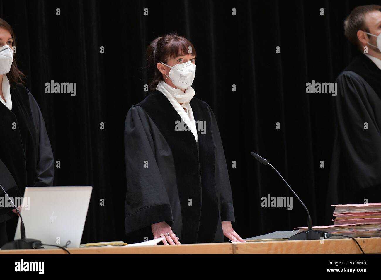 Brême, Allemagne. 15 avril 2021. Présidé par le juge Maike Wilkens (M), le procès contre l'ancien chef de la branche de Brême de l'Office fédéral des migrations et des réfugiés (BAMF) a lieu dans la salle d'audience improvisée de la salle de concert de Brême 'Die Glocke'. Le défendeur est accusé de prendre avantage et d'autres infractions. Crédit : Michael Bahlo/dpa/Alay Live News Banque D'Images