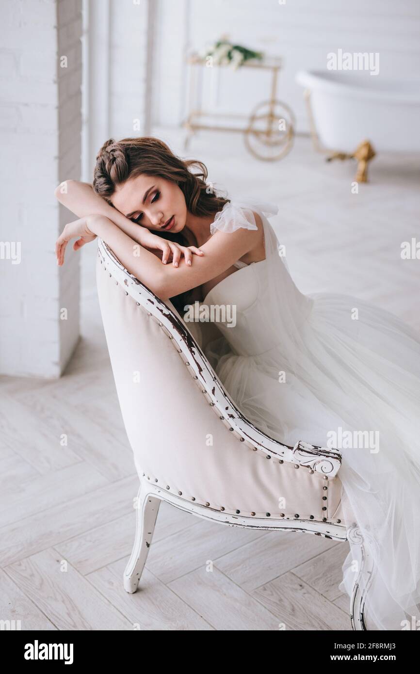 Photo de mode de la belle mariée avec des cheveux sombres dans le luxe robe de mariage Banque D'Images
