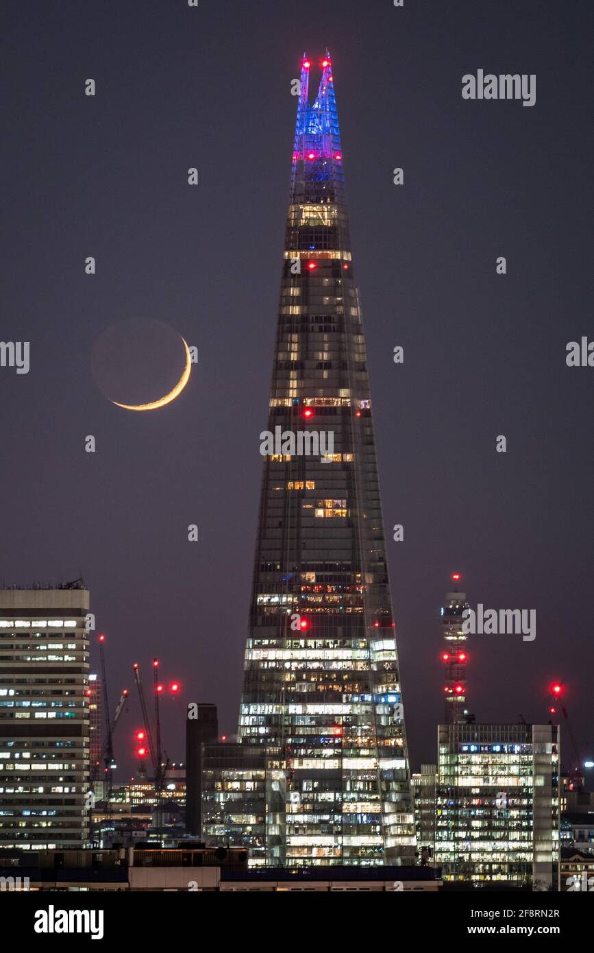 Londres, Royaume-Uni. 14 avril 2021. Météo au Royaume-Uni : une lune de Crescent qui se dresse à la fin du mercredi, passant devant le gratte-ciel de Shard en suivant une direction nord-ouest. Credit: Guy Corbishley/Alamy Live News Banque D'Images
