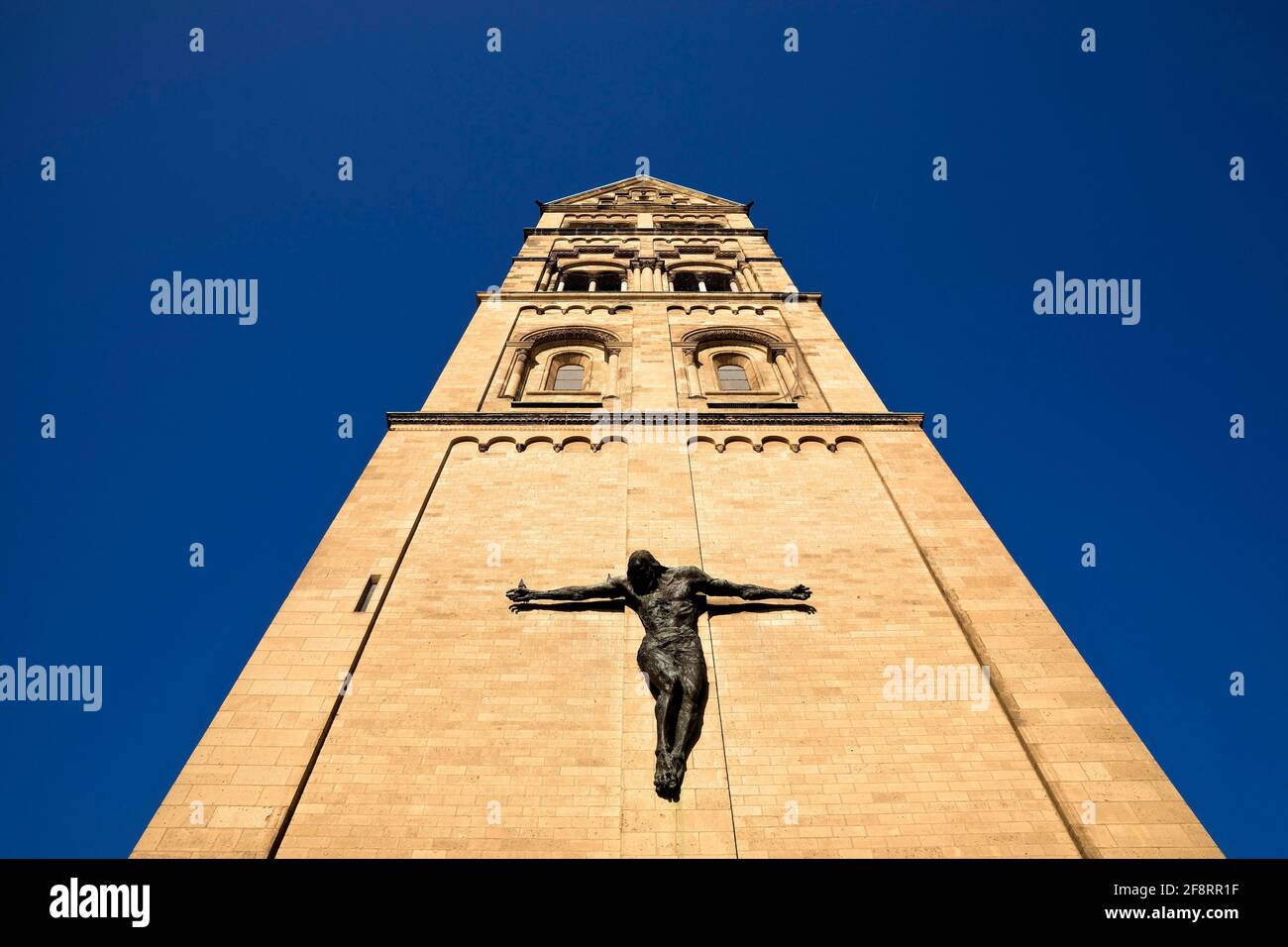 Tour de l'église Rochus avec figure du Christ, Allemagne, Rhénanie-du-Nord-Westphalie, Basse-Rhin, Düsseldorf Banque D'Images