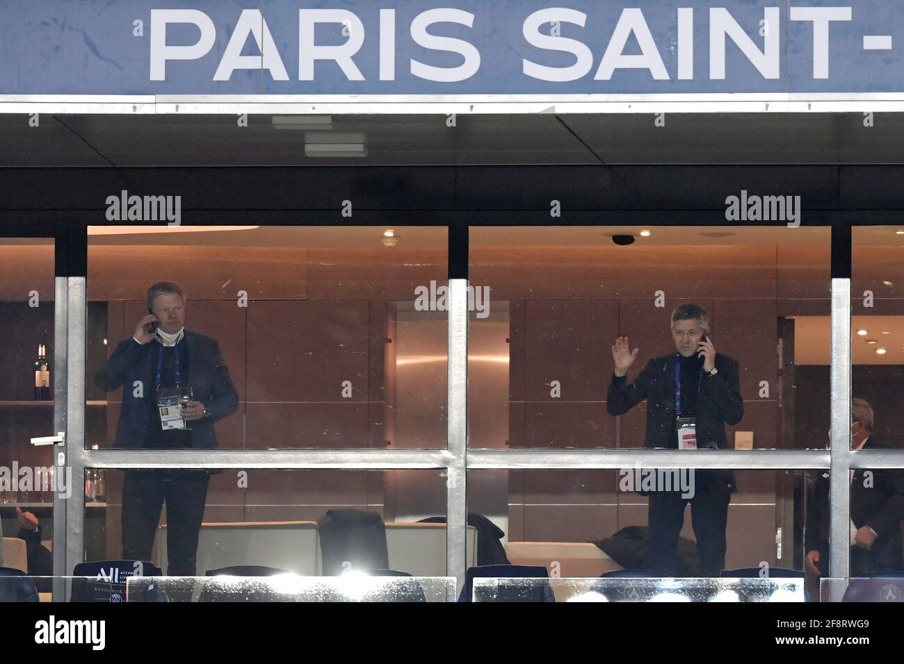 De gauche à droite : Oliver KAHN (président désigné du conseil d'administration de la FCB) et Herbert HAINER (président du FC Bayern Munich), tous deux au téléphone. Ligue des champions de football, quart de finale, Paris Saint-Germain (PSG) - FC Bayern Munich (M), le 13 avril 2021 à Paris/France. Â | utilisation dans le monde entier Banque D'Images