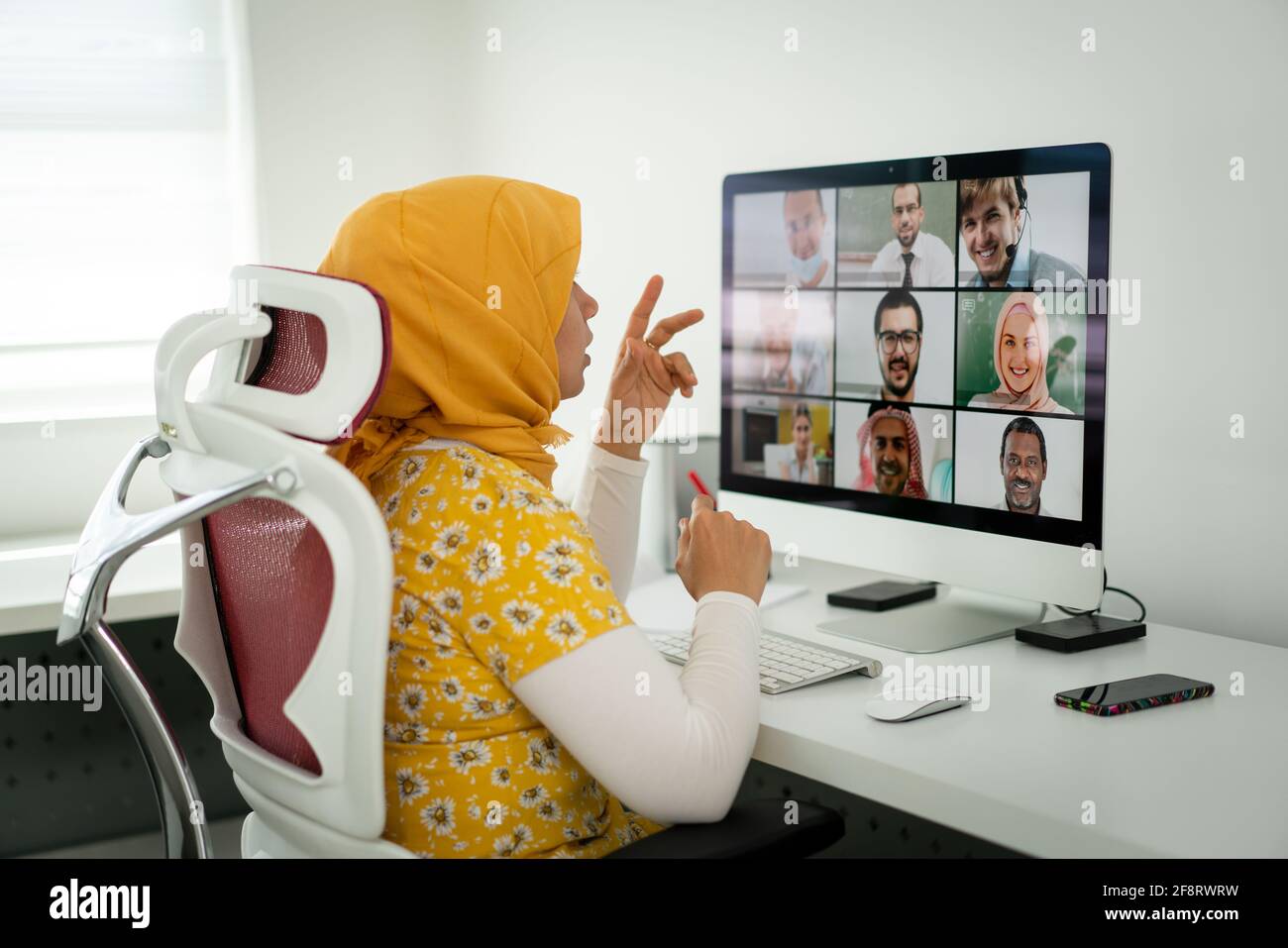 Femme d'affaires du Moyen-Orient ayant la conférence en ligne Banque D'Images