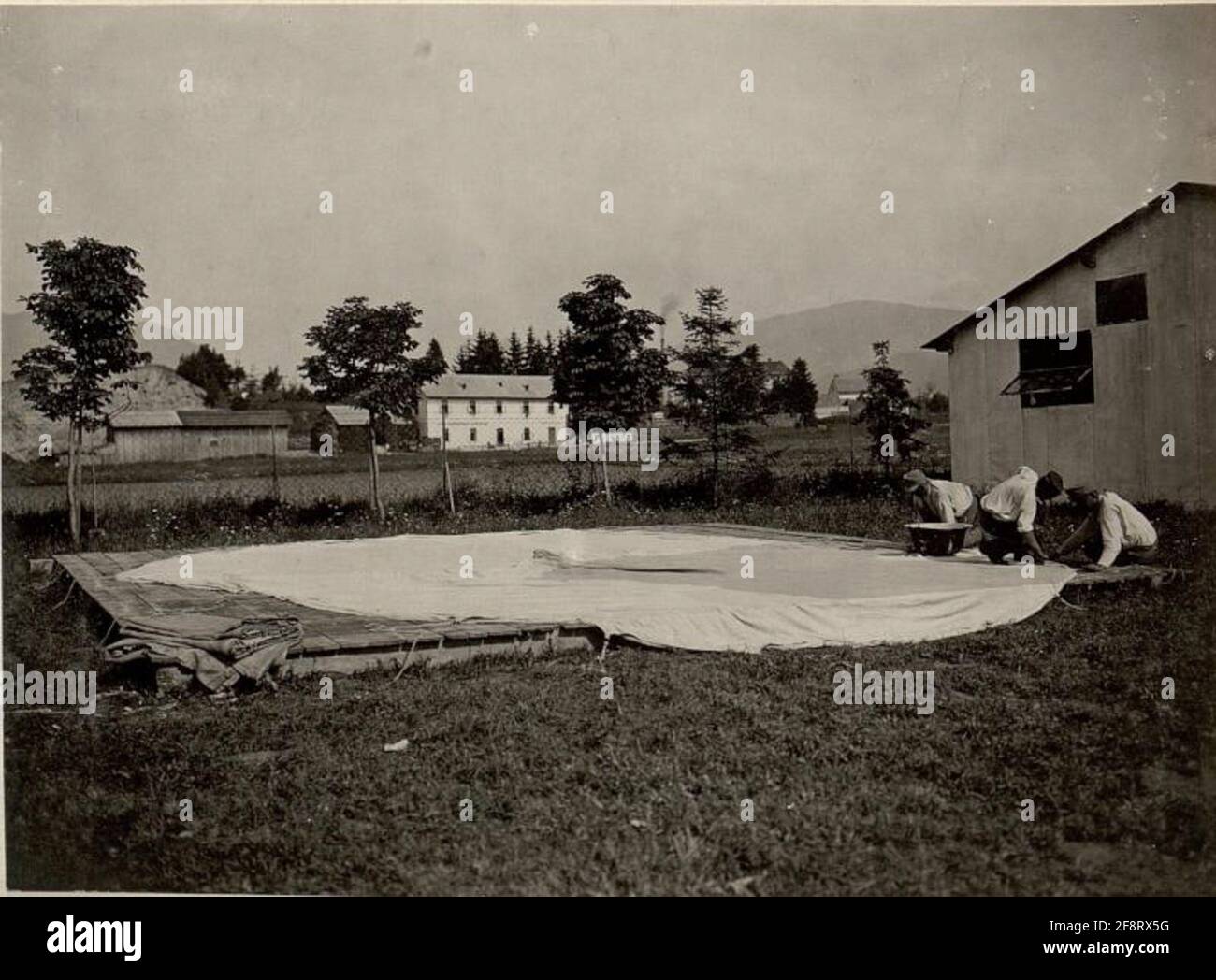 K.u.k. Atelier d'équipement Caterpillar à Villach, imprégnation de tentes, pris le 25.V.1916. Banque D'Images