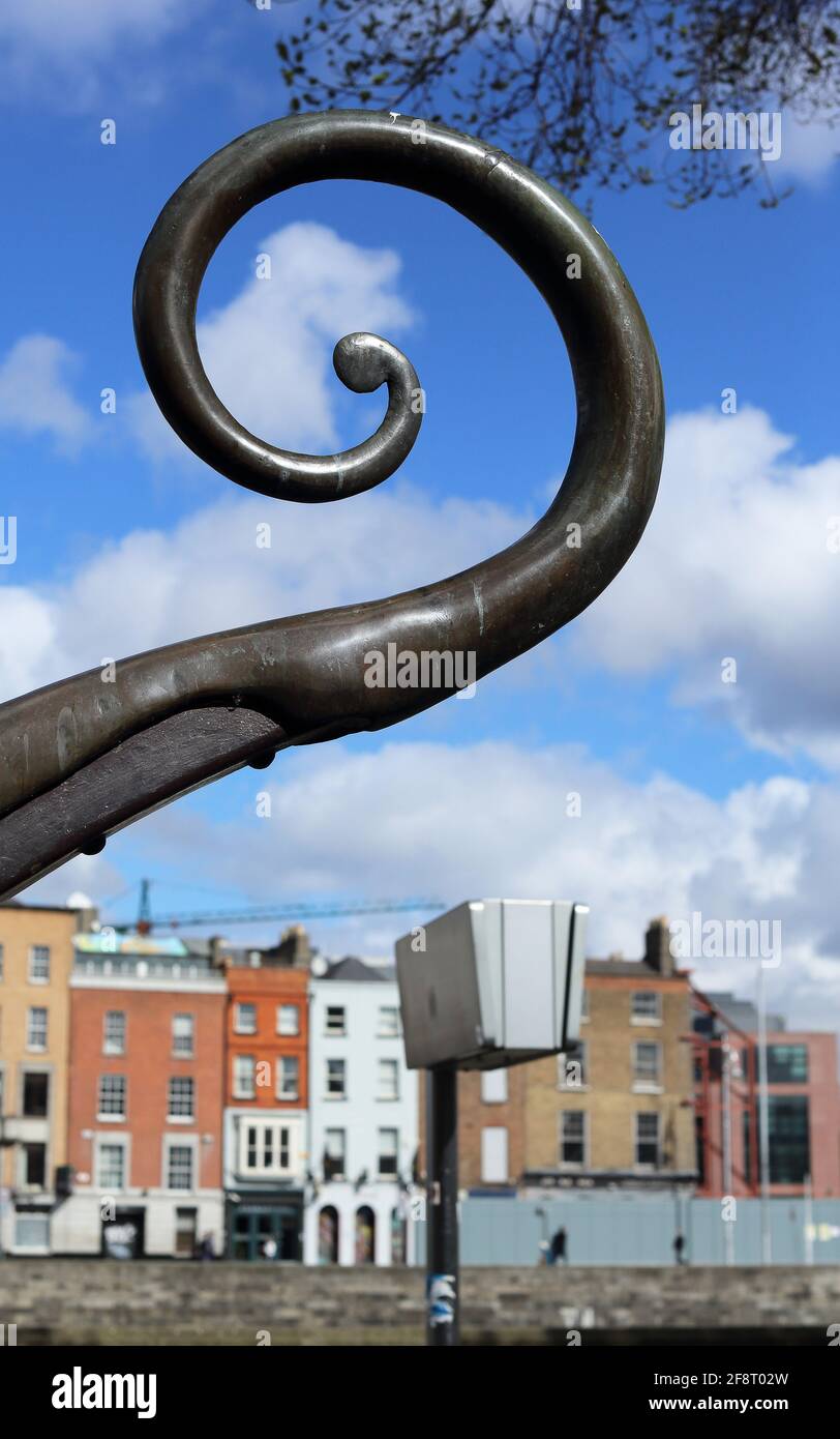 Détail en spirale de la sculpture de long-boat viking sur Essex Quay Dans la ville de Dublin Banque D'Images