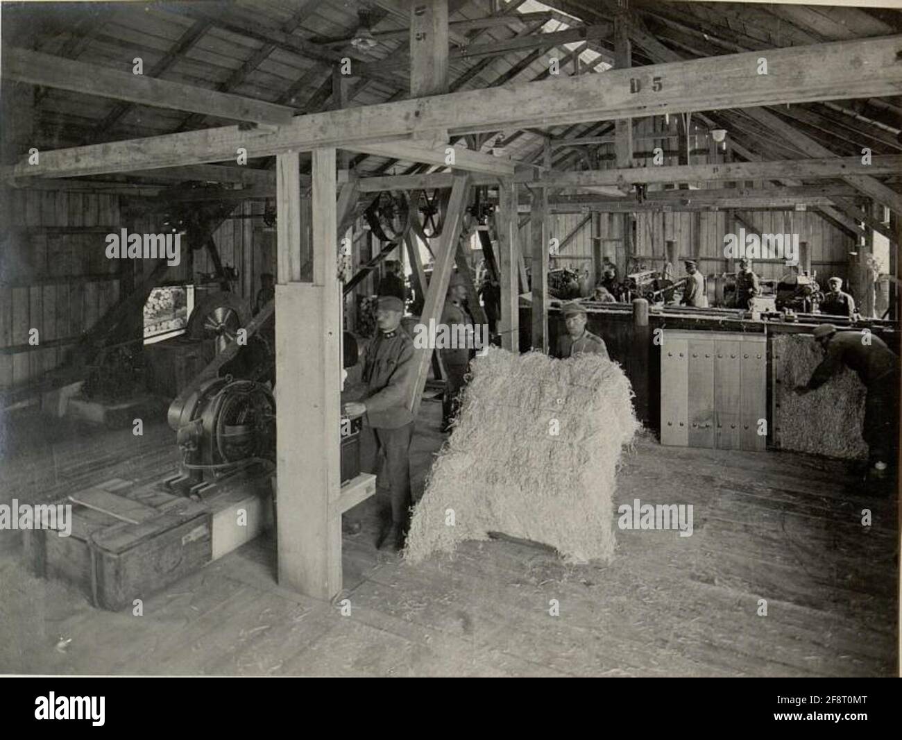 Holzwollefabrik dans Villach.Elektr. Entraînement de la presse à balles. Résumé le 24 juillet 1916. Banque D'Images