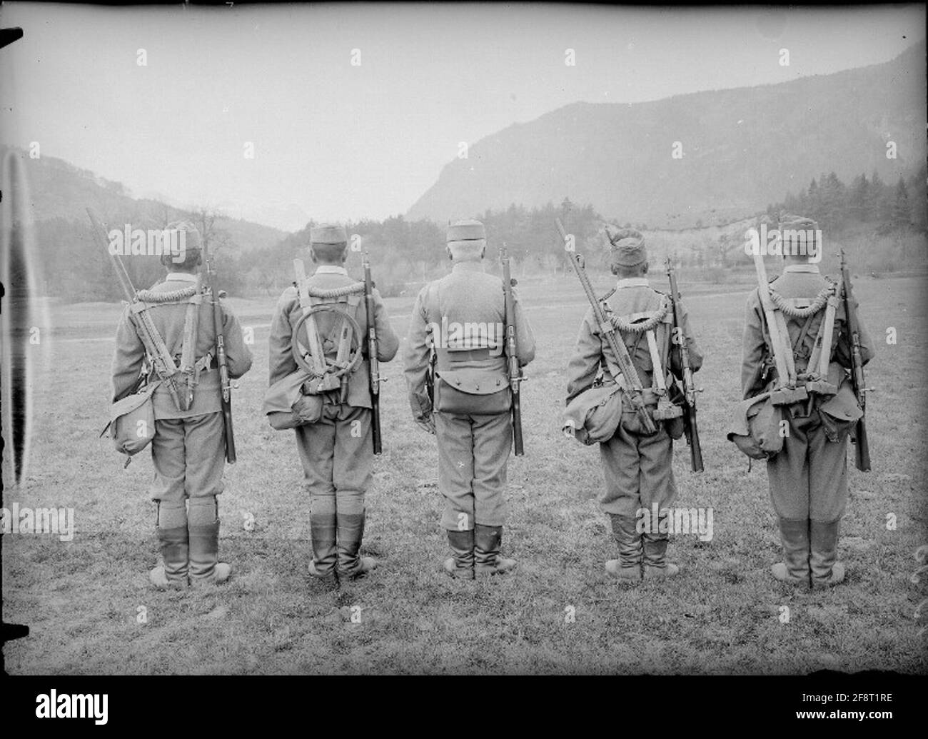 Équipement portable des sapeurs rom une section technique de l'infanterie de gauche à droite: Mineur 1 et 2, officier non commandant avec sac à outils, travailleur de pierre 1 et 2; photographe: 10. Armeekommando. Banque D'Images