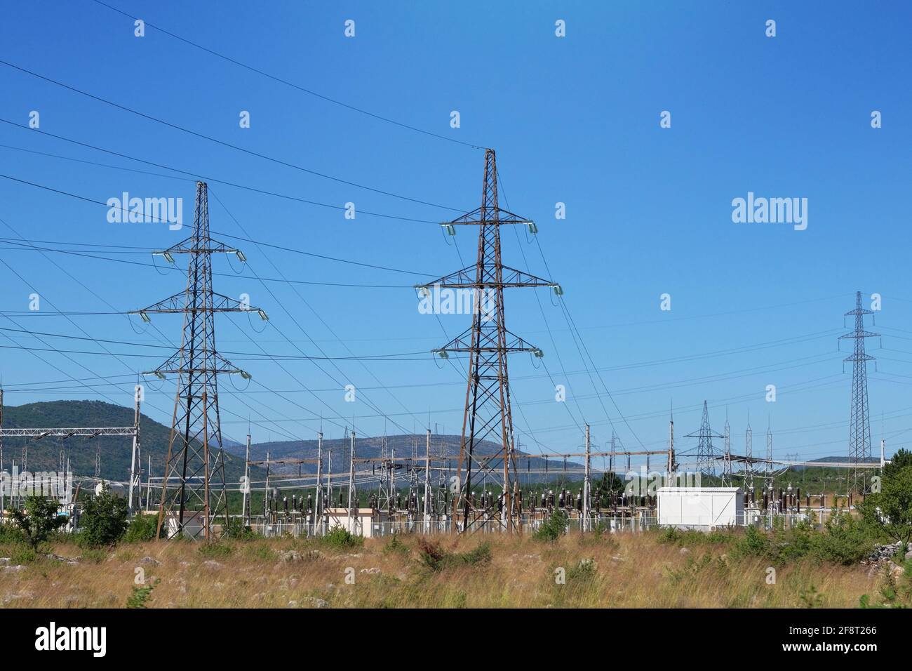 Centrale électrique. Poteaux électriques haute tension en montagne. Pylônes de transmission d'électricité. Banque D'Images