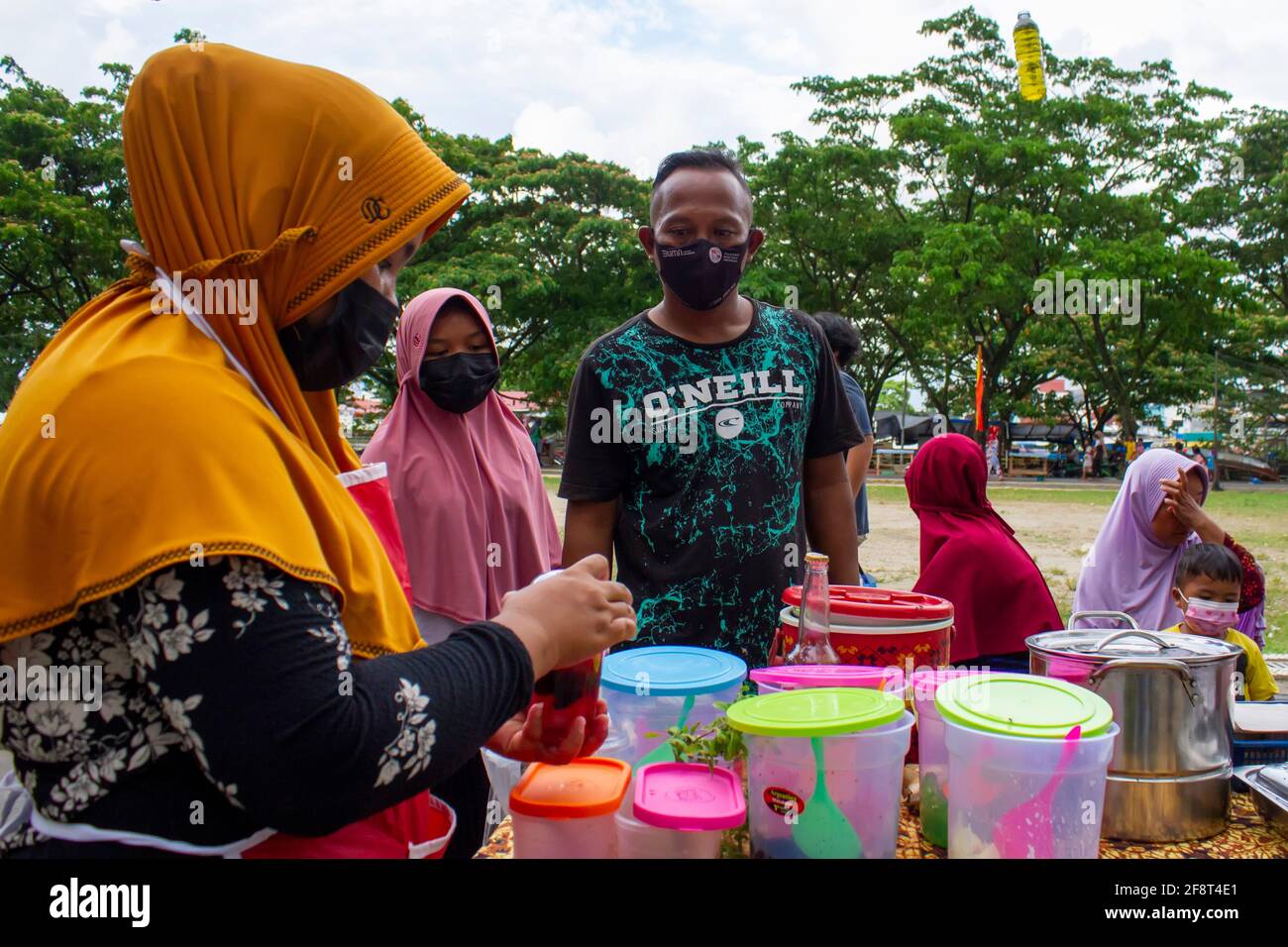 Les épouses des pêcheurs indonésiens Seberang Pebayan, Padang, West Sumatra vend une variété de menus culinaires brisant le Ramadan rapide pendant une pandémie. Banque D'Images