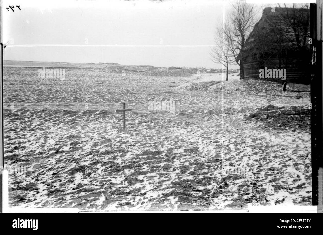Tombe des soldats de Pilica sur le champ de bataille nord (tranchée autrichienne et parc du palais) ; Russie, Pologne d'aujourd'hui. Banque D'Images