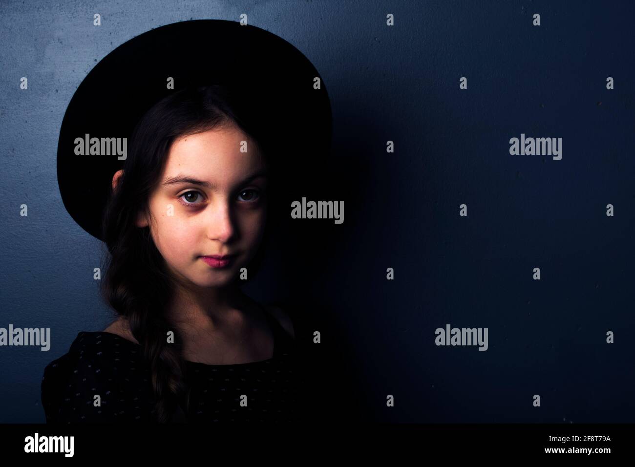 Portrait d'une jeune fille aux cheveux tressés, portant un chapeau. Banque D'Images