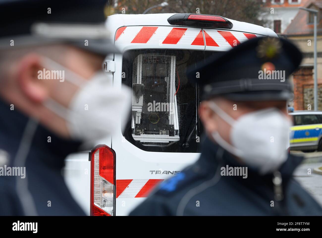 15 avril 2021, Saxe, Görlitz: Des policiers se tiennent devant une fourgonnette équipée d'une caméra laser comme système d'identification personnelle lors de la présentation du bilan de 16 mois de travail du Soko Argus. La commission spéciale Argus du département de police de Görlitz a été créée pour lutter contre la criminalité foncière transfrontalière. Photo: Robert Michael/dpa-Zentralbild/dpa Banque D'Images