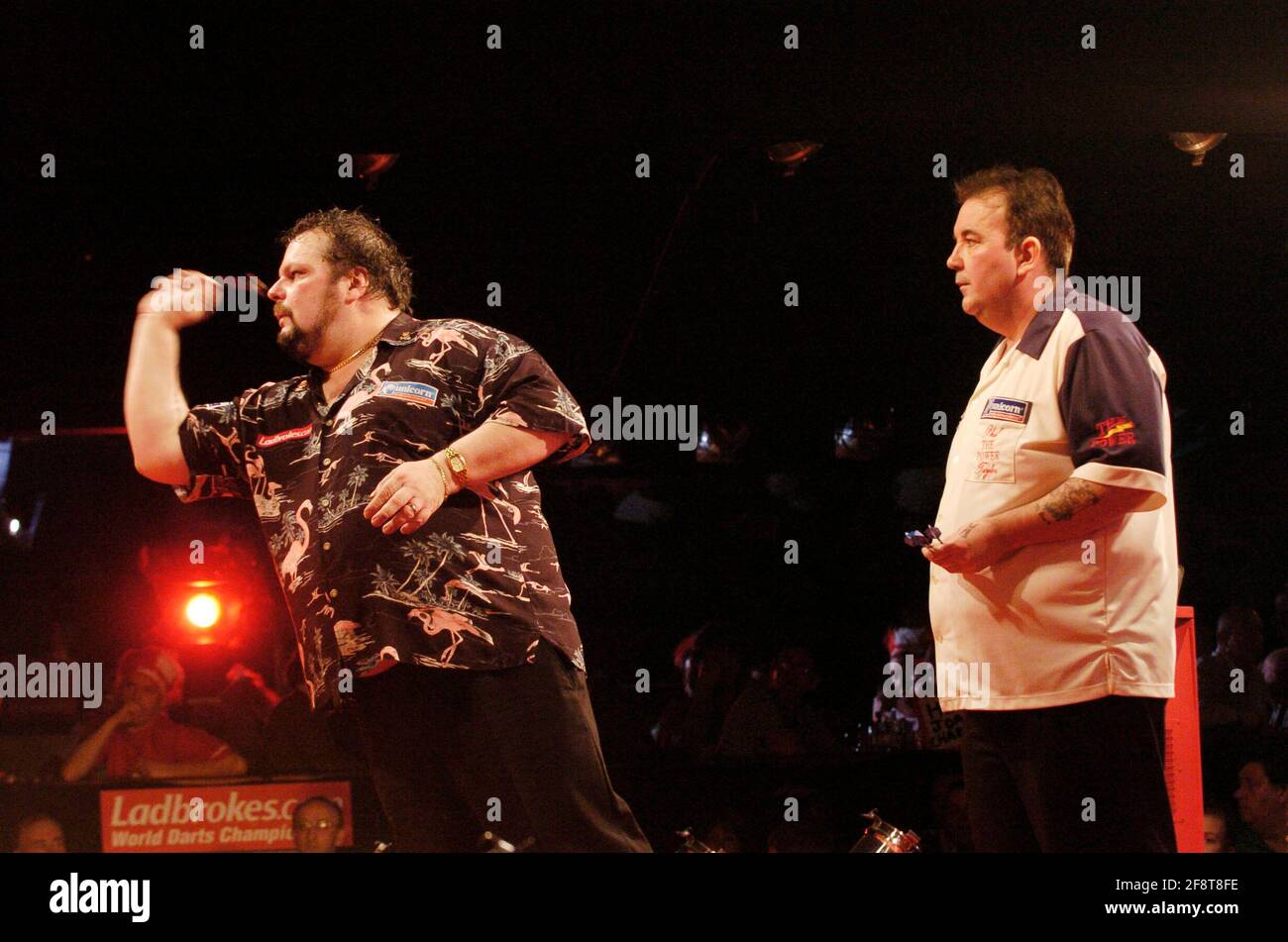 FINALE DES FLÉCHETTES DU MONDE AU CIRQUE TAVEN PETER MANLEY ET PHIL TAYLOR 2/1/2006 PHOTO DAVID ASHDOWNDARTS Banque D'Images