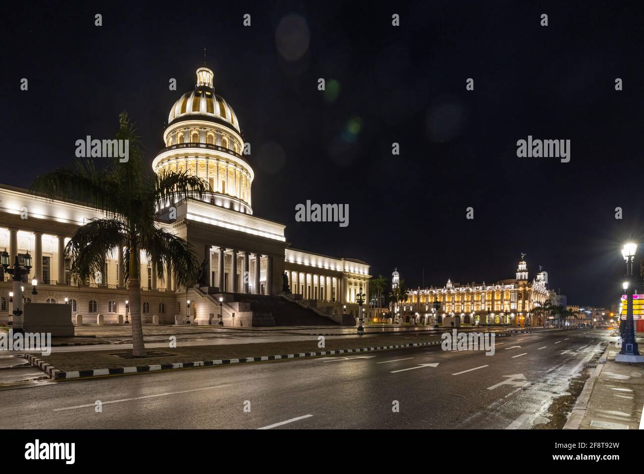 Bâtiment de la capitale nationale (El Capitolio) la nuit à la Havane, Cuba. Banque D'Images