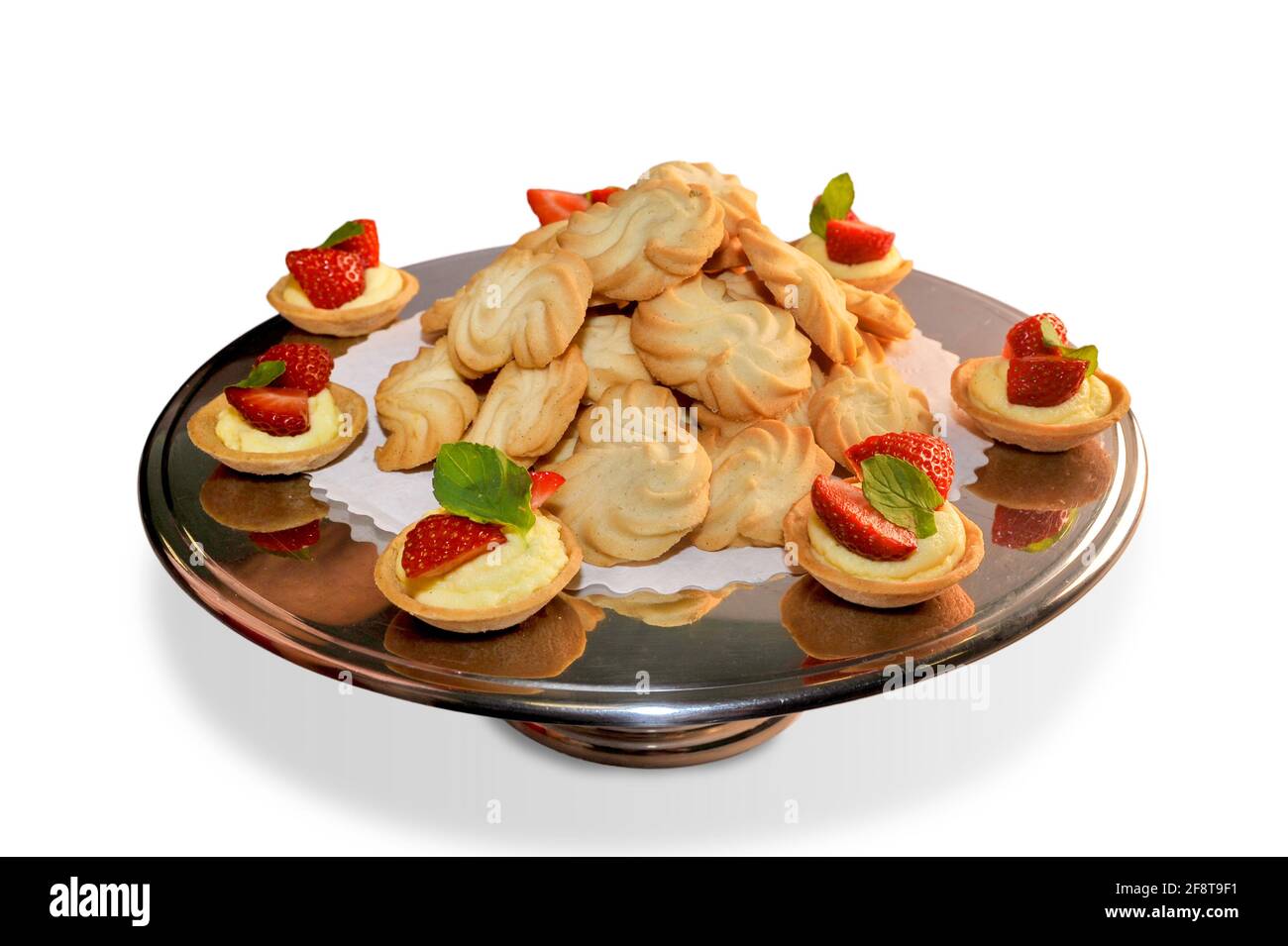 Pâtes di meliga, biscuits à base de farine de maïs et de beurre sur plaque d'acier avec pâtisseries aux fraises. Biscuits piémontais, Italie, isolés sur blanc Banque D'Images