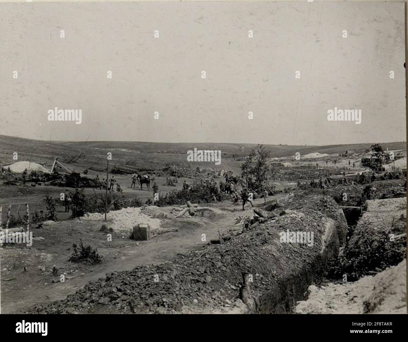 Fournir du matériel technique devant la tempête sur la hauteur de Worobijowka pour l'enlever immédiatement techniquement résistant après éventuellement, enregistré dans un creux à l'ouest de Worobijowka, 1. 7. 1916. Banque D'Images