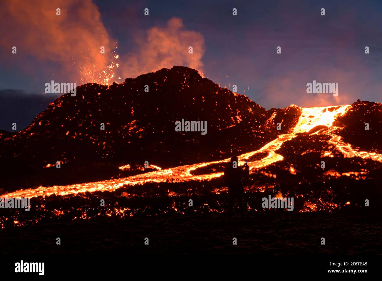 Éruption volcanique du Mont Faggadalsfjall, à seulement 40 kilomètres (25 miles) de la capitale Reykjavik, sud-ouest, Islande. Première éruption en mars 19 2021. Banque D'Images