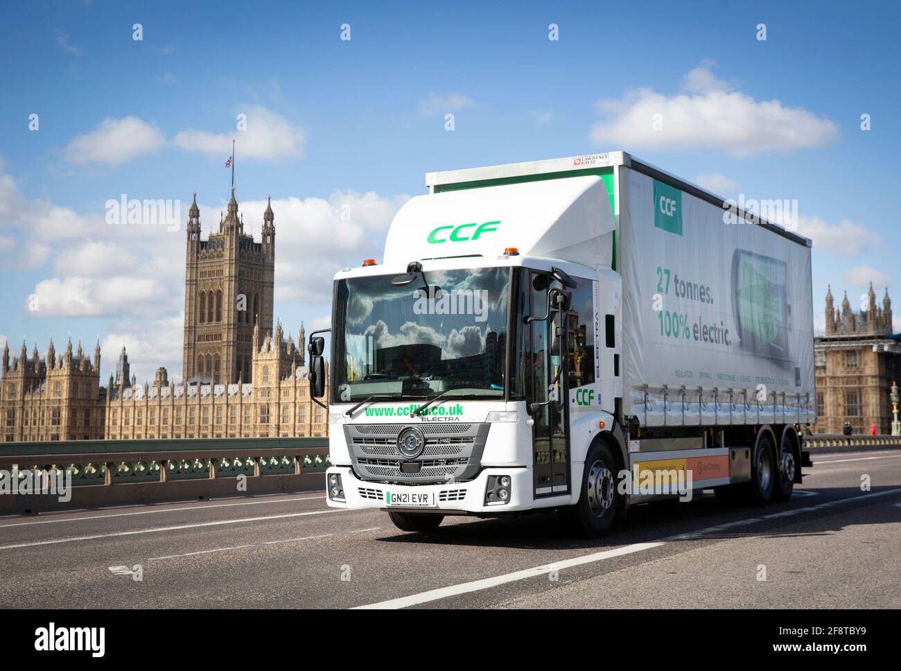 UTILISATION ÉDITORIALE SEUL le premier véhicule électrique à batterie côté trottoir du Royaume-Uni de 27 tonnes, lancé par CCF en partenariat avec Electra, est dévoilé à Londres, démontrant sa capacité à effectuer des livraisons de clients zéro émission dans l'ensemble de la capitale. Date de la photo : jeudi 15 avril 2021. Banque D'Images