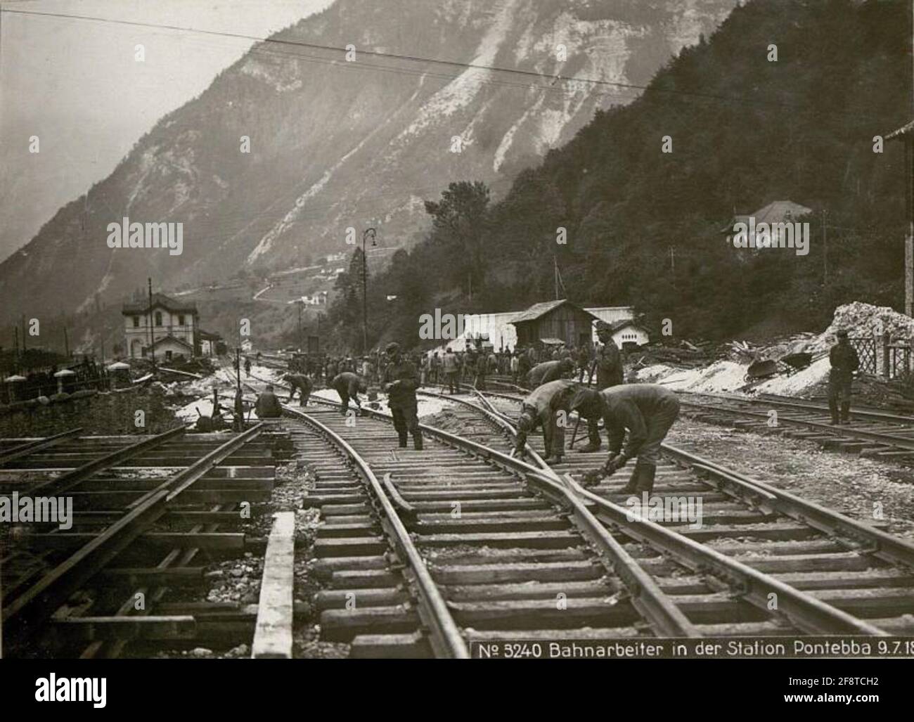 Travailleurs ferroviaires à la gare de Pontebba 9.7.18. . Banque D'Images