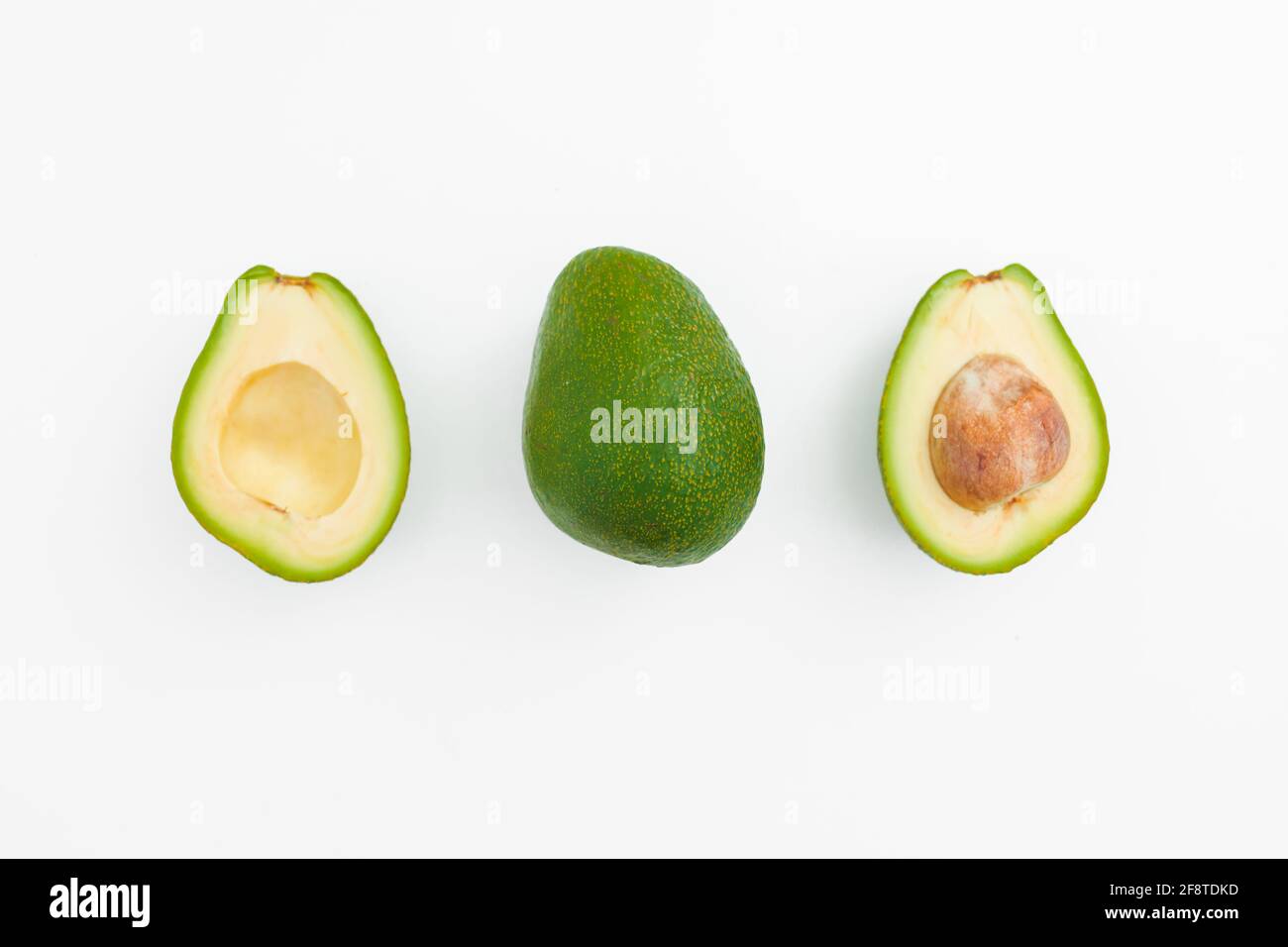 Fruit d'avocat entier et moitié sur fond blanc. Concept de nourriture naturelle. Banque D'Images