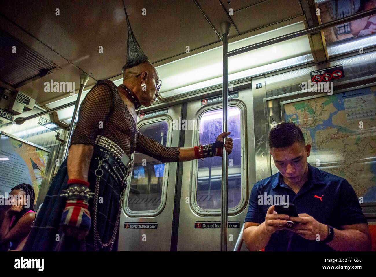 New york punk senior citoyen âgé dans le métro de Manhattan New York. Aînés oap o.a.p. âge moyen mûr vieillesse pensionnés de pension Banque D'Images