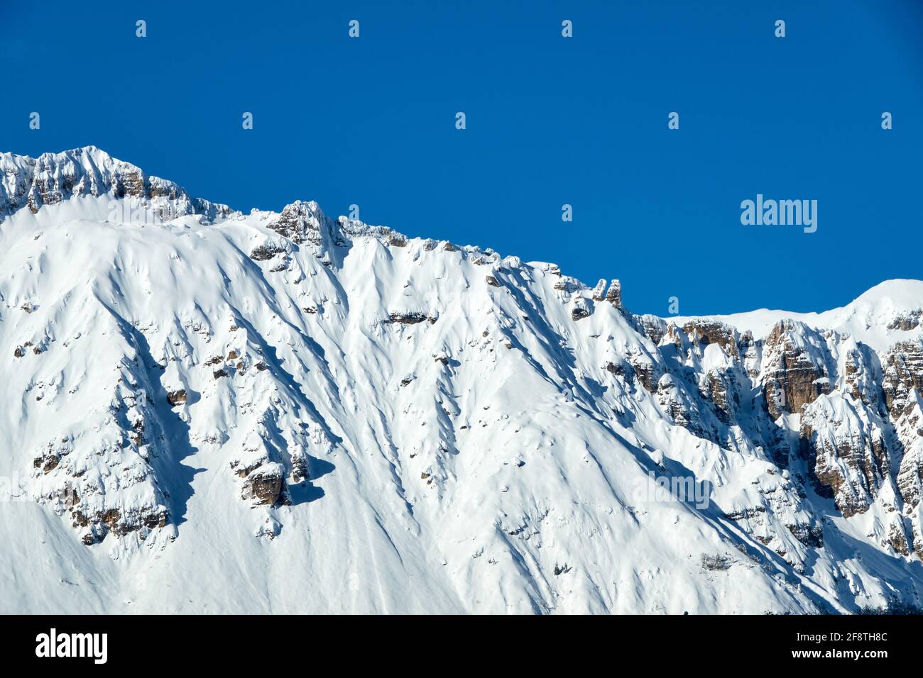 La montagne enneigée s'élève au-dessus de l'Alpe di Campogroso, Vicenza, Italie Banque D'Images