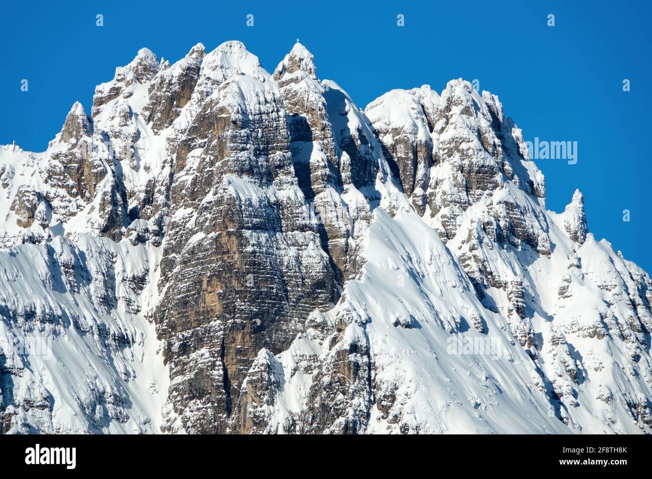 La montagne enneigée s'élève au-dessus de l'Alpe di Campogroso, Vicenza, Italie Banque D'Images
