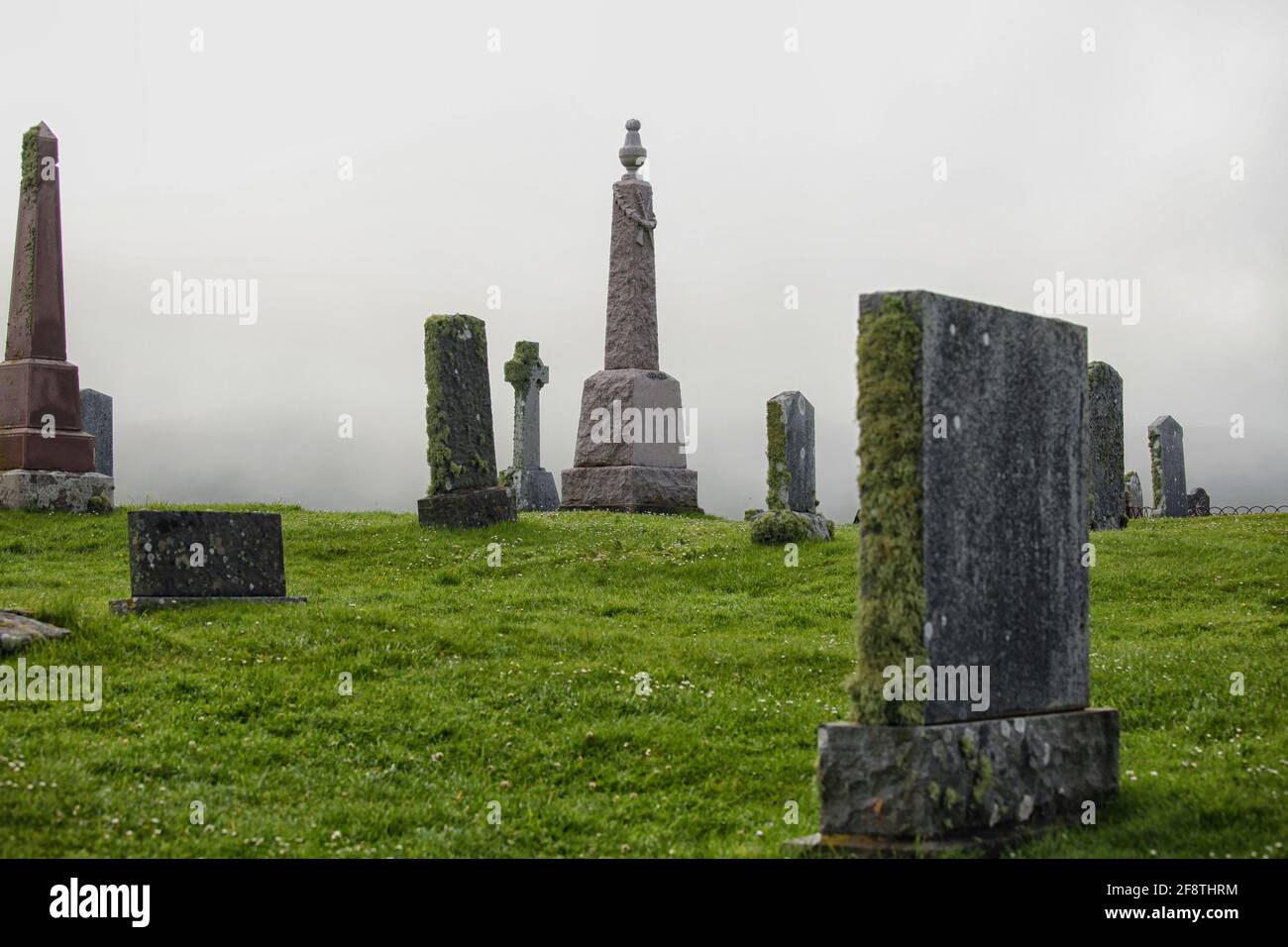 Brouillard sur un cimetière écossais Banque D'Images