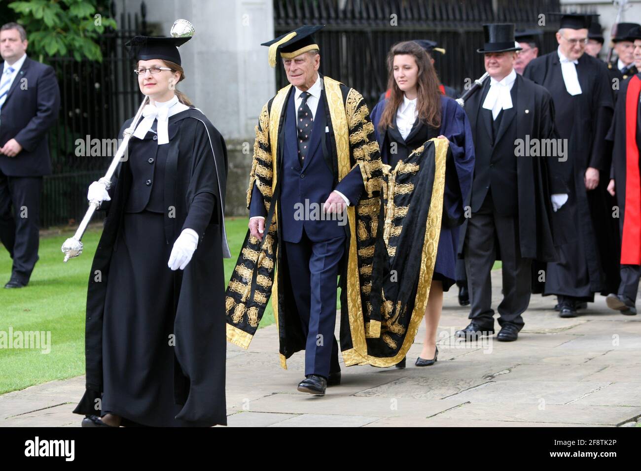 LE PIC MONTRE LE PRINCE PHILIP À L'UNIVERSITÉ DE CAMBRIDGE LE JEUDI 23 JUIN 2011, LORS DE LA CÉRÉMONIE DE REMISE DES DIPLÔMES HONORIFIQUES QUI ÉTAIT SON DERNIER DEVOIR PUBLIC À L'UNIVERSITÉ AVANT SA RETRAITE EN TANT QUE CHANCELIER. Le duc d'Édimbourg a accompli son dernier devoir public aujourd'hui (jeudi) en tant que chancelier de l'Université de Cambridge. Le prince Philip, qui a récemment fêté son 90e anniversaire, se détiendra de son rôle la semaine prochaine après 34 années remarquables. Il a décerné huit diplômes honorifiques, dont un pour le directeur de théâtre Trevor Nunn, pour la dernière fois ce matin, lors d'une cérémonie spéciale au Sénat H de l'université Banque D'Images