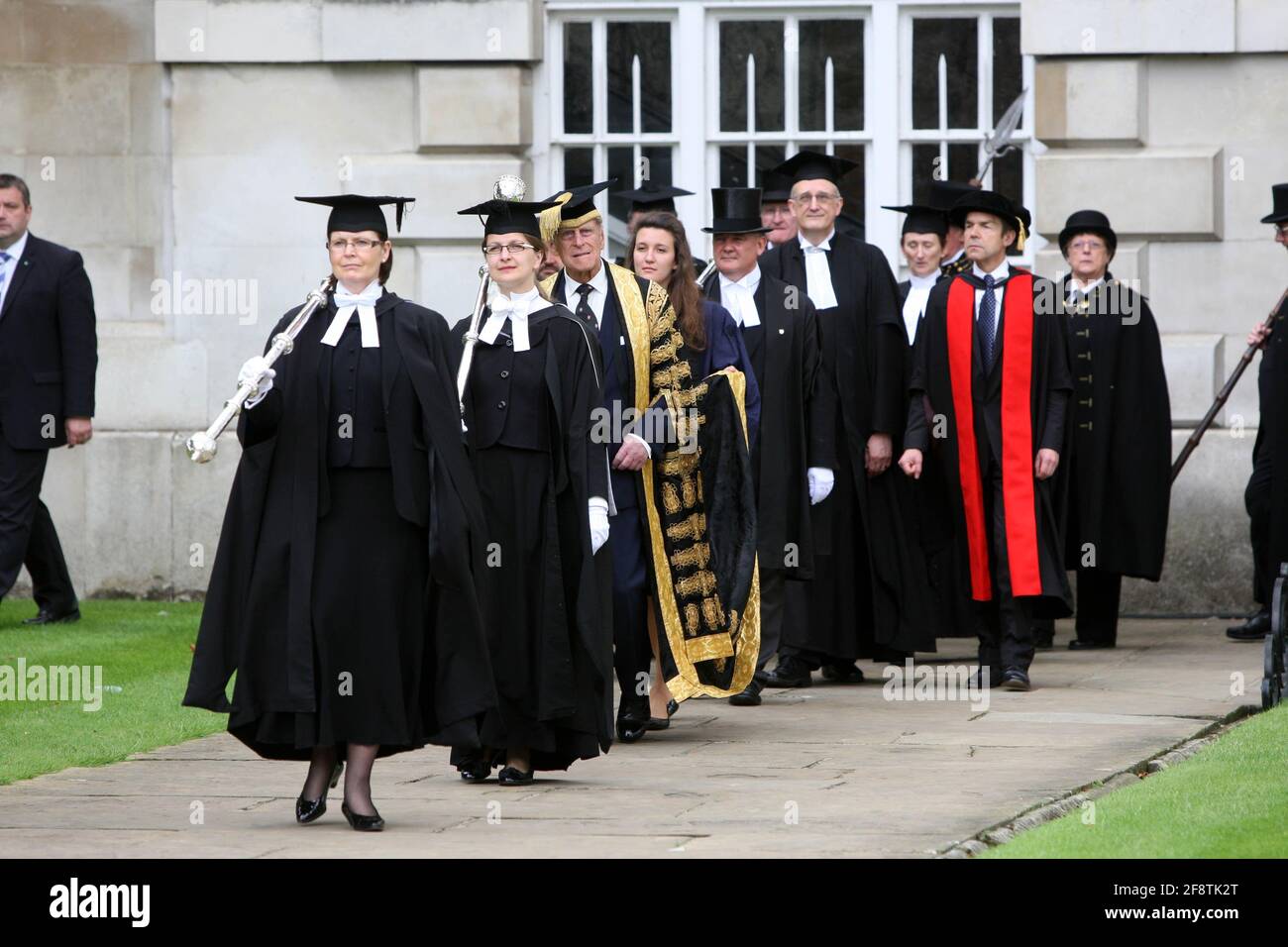 LE PIC MONTRE LE PRINCE PHILIP À L'UNIVERSITÉ DE CAMBRIDGE LE JEUDI 23 JUIN 2011, LORS DE LA CÉRÉMONIE DE REMISE DES DIPLÔMES HONORIFIQUES QUI ÉTAIT SON DERNIER DEVOIR PUBLIC À L'UNIVERSITÉ AVANT SA RETRAITE EN TANT QUE CHANCELIER. Le duc d'Édimbourg a accompli son dernier devoir public aujourd'hui (jeudi) en tant que chancelier de l'Université de Cambridge. Le prince Philip, qui a récemment fêté son 90e anniversaire, se détiendra de son rôle la semaine prochaine après 34 années remarquables. Il a décerné huit diplômes honorifiques, dont un pour le directeur de théâtre Trevor Nunn, pour la dernière fois ce matin, lors d'une cérémonie spéciale au Sénat H de l'université Banque D'Images