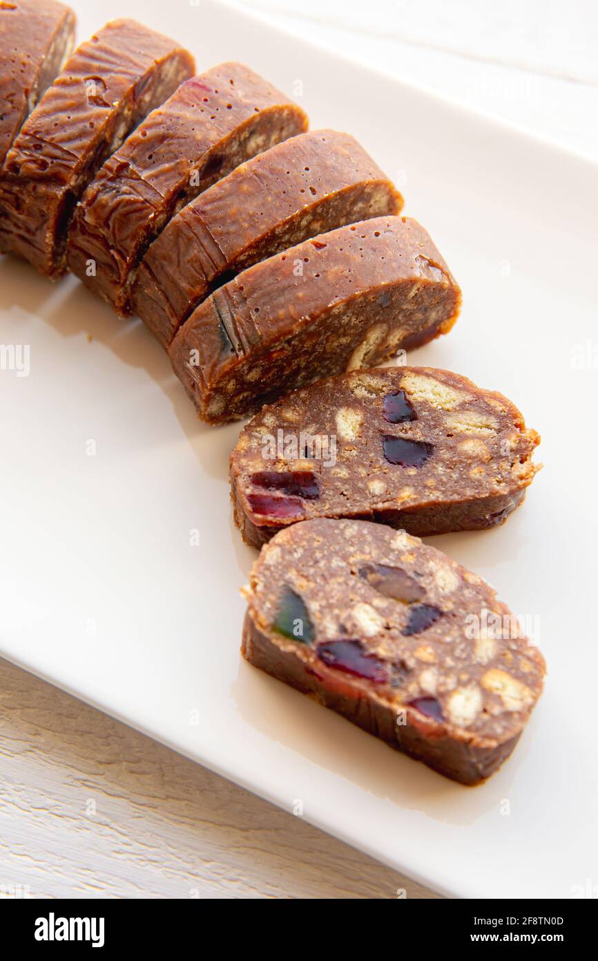 Gâteau local d'Estonie fait maison appelé : chien à pois. Fait avec des biscuits, de la marmelade, du cacao et du beurre. Concept de cuisine estonienne locale. Au-dessus de la vue en tranches Banque D'Images
