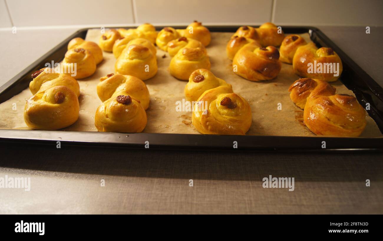 Gros plan des petits pains de Saffron frais sur la plaque de cuisson Banque D'Images