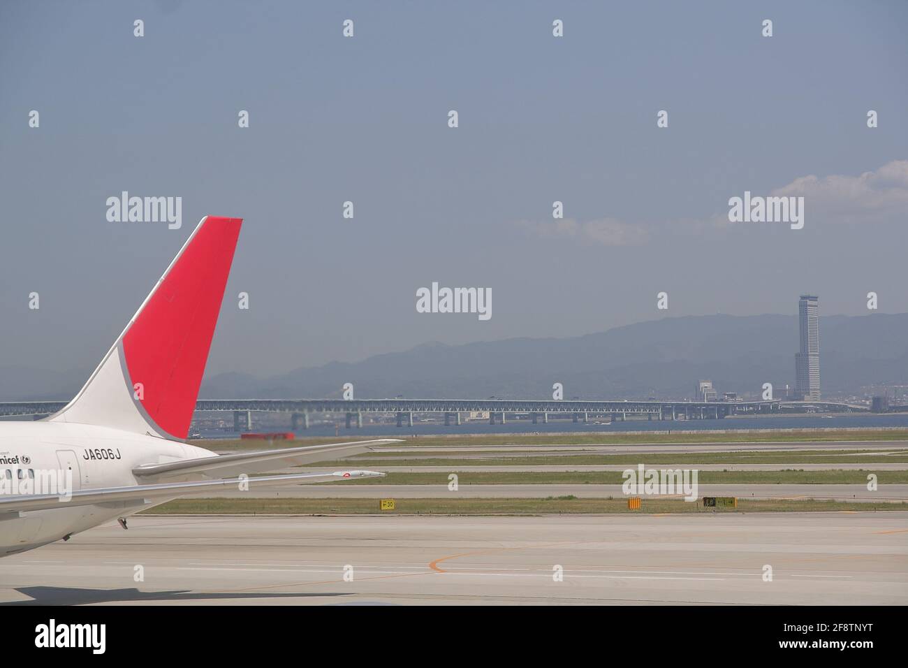 L'aéroport international de Kansai (KIX) est situé sur une île artificielle dans la baie d'Osaka. Banque D'Images