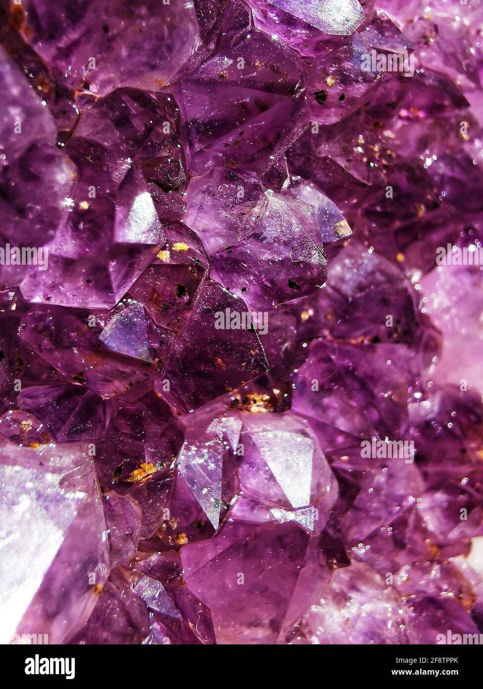 Gros plan de la belle pierre précieuse d'améthyste violet brillant Photo  Stock - Alamy