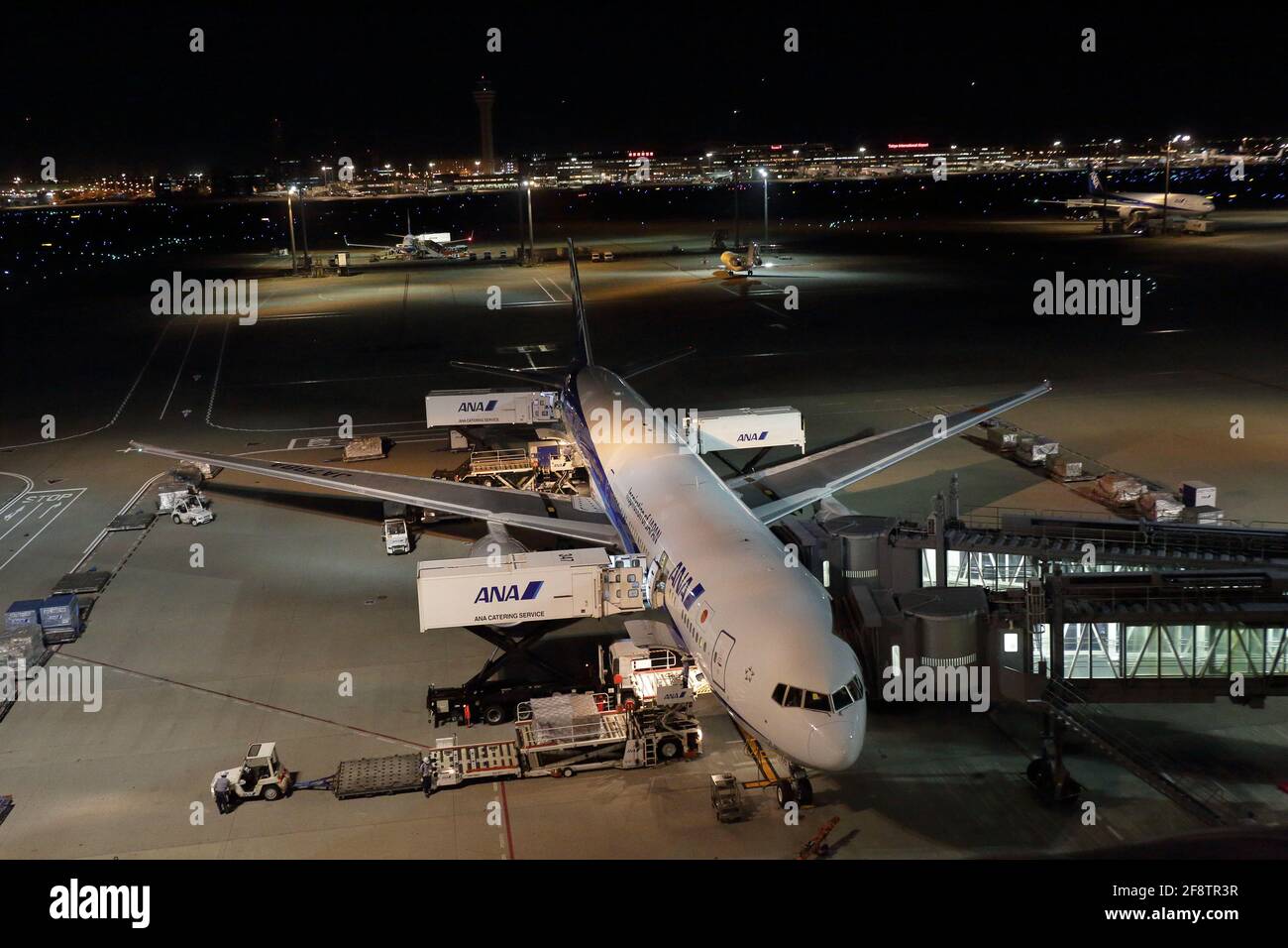 Plusieurs avions près de la porte du terminal international de l'aéroport de Haneda Banque D'Images