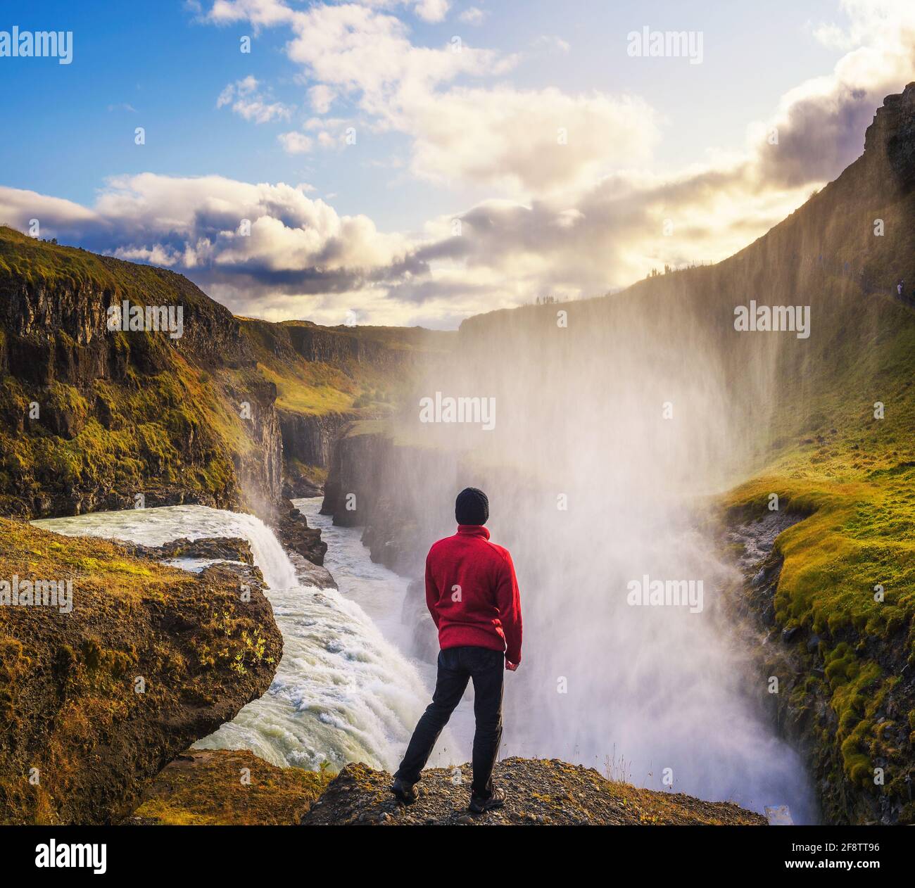 Jeune randonneur se tenant au bord de la cascade de Gullfoss En Islande Banque D'Images