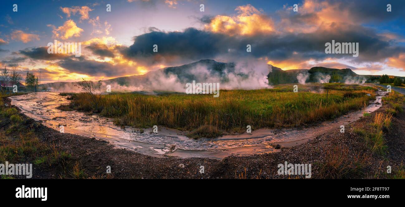Panorama des sources chaudes situé dans la zone géothermique de Haukadalur En Islande Banque D'Images